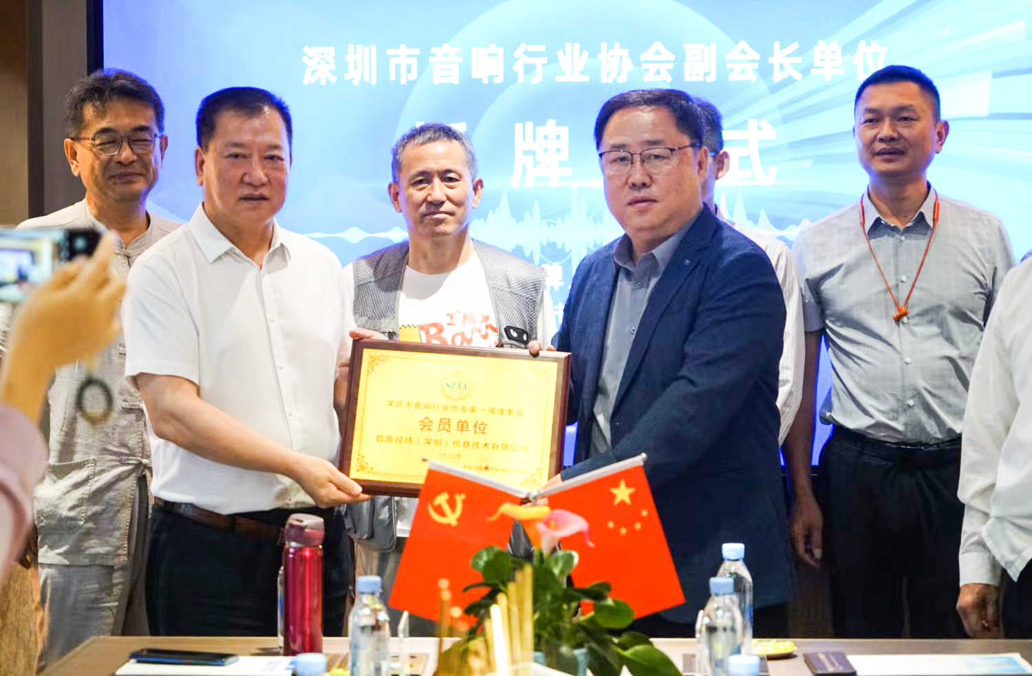 03協(xié)會(huì)劉曉彤會(huì)長（圖右）為數(shù)海信息劉富董事長（圖左）授牌.jpg